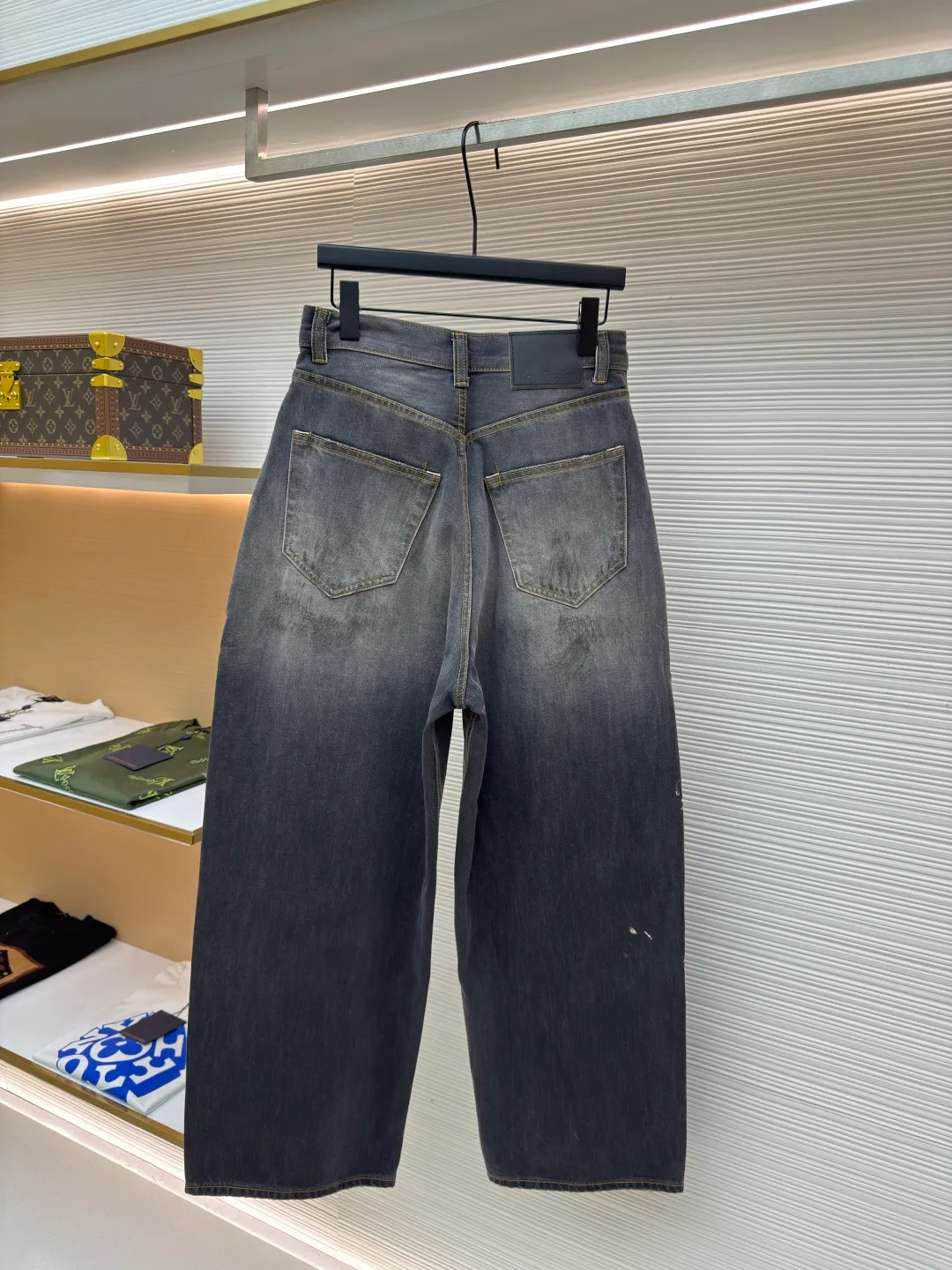 Acne Studios washed wide-leg jeans with splashes of ink ●Authentic product: Purchased and developed by 5159 ●Item number: 1680582-A85 ●Fabric: denim fabric ●Technology: Painting process ●Version: fitted version ●Weight: about 850 grams ●Size: 42-44-46-48-50-52 ●Description: Made of denim fabric imported from Japan, which is characterized by high density and thick yarn, so it has strong wear resistance and tensile strength It also has softness. With the passage of time and frequent wearing, denim fabric will gradually become softer. After special dyeing and finishing processes to fit the body, denim fabric also has good color fastness and washability. It can withstand multiple washings without fading easily. The hand-painted ink splash design takes up to 30 minutes to paint a finished product. The daily output is limited. The work process is very cumbersome. After painting, it is washed and aged. An important process to give the denim fabric a retro and aged effect. It shows the natural Uneven fading effect. Customized genuine leather label. Pink thread is used for marking the back pocket in details. The overall wiring is straight and delicate. The fabric is comfortable and soft. The color is consistent and no color difference. It can be matched with the same style to create a fashionable look and control various occasions. Customized accessories. Complete three labels. Same style for men and women!